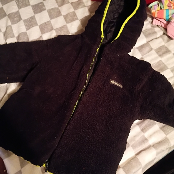 REVERSABLE Eddie Bauer Kids Puffer Jacket in Black with Yellow Accents - Picture 4 of 6